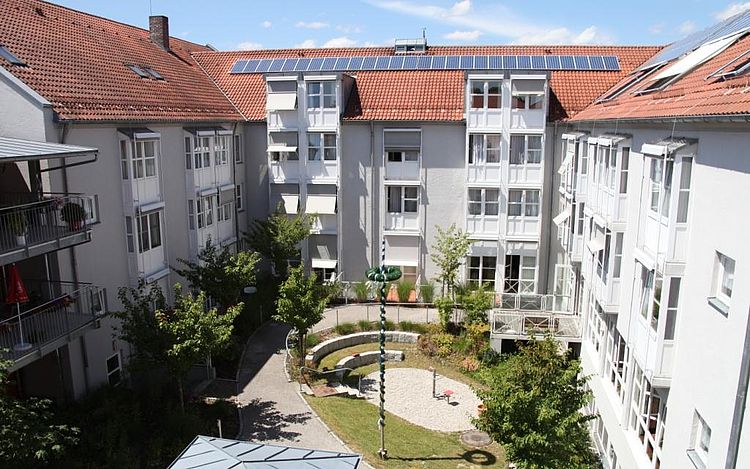 Innenhof und Parkanlage des BRK Seniorenwohn- und Pflegeheim Simbach am Inn Innenhof und Parkanlage des BRK Seniorenwohn- und Pflegeheim Simbach am Inn